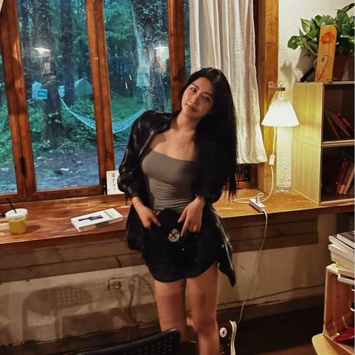 吴林伊唱歌主播的美女聊天室