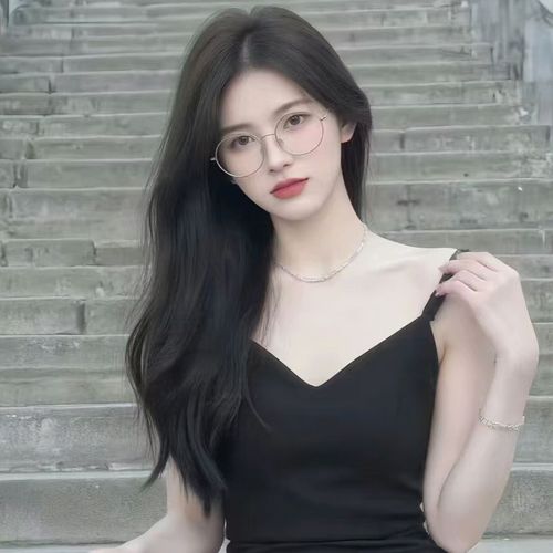 行走在冷风中的娜娜的美女聊天室