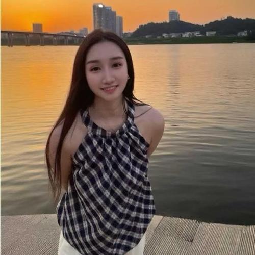 七七唱歌的美女聊天室