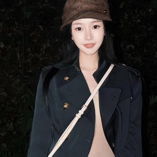 品衫的美女聊天室