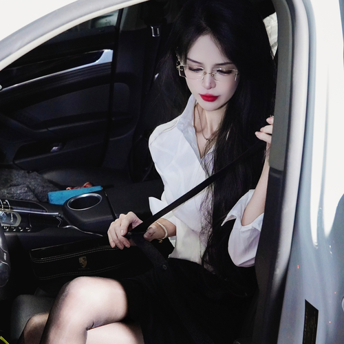 小侯啊，饿死在三月…的美女聊天室