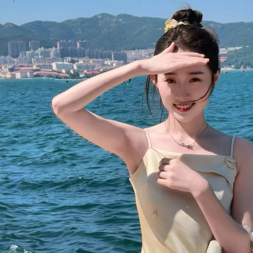 渔小余第一天直播请多关照的美女聊天室