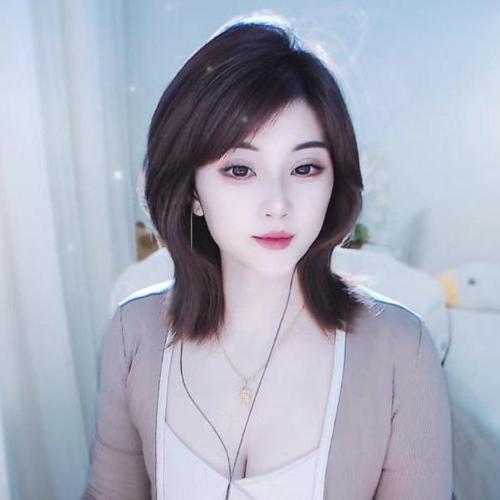 新人鑫鑫第一天开播的美女聊天室