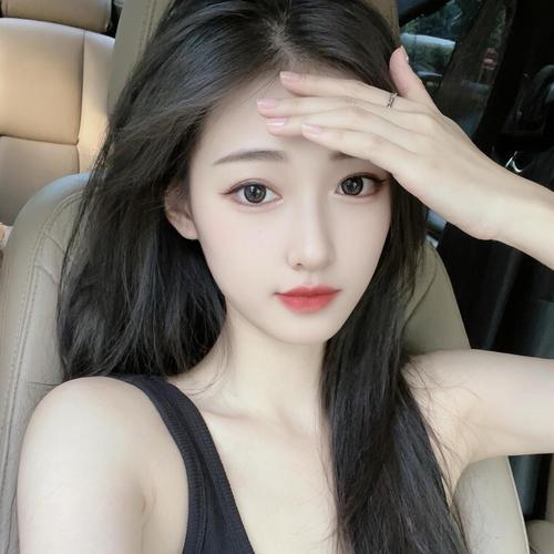 莉娅唱首歌的美女聊天室