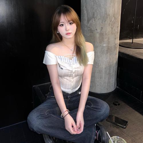 M、菠萝女团的美女聊天室