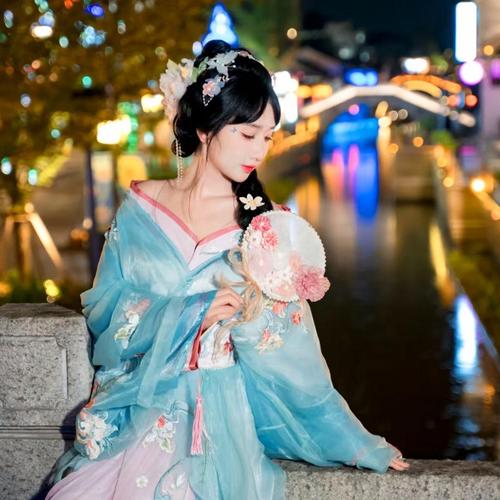 鑫鑫(鑫想事成)的美女聊天室