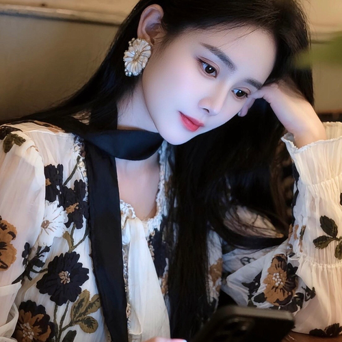 彤瑶-等一束光的美女聊天室